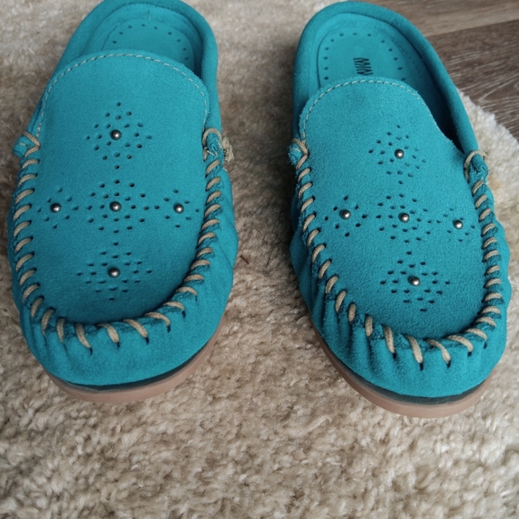 Minnetonka Leila turquoise/teal moccasins suede punch out slip on sz 7.5. - Picture 2 of 8